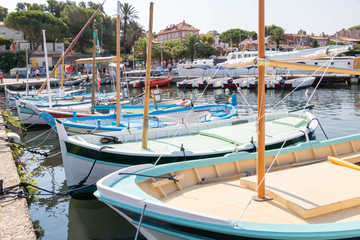 Fototapeta na wymiar Quai des pointus provençaux, bateaux de pêche traditionnels de Provence dans le port de l'île de Porquerolles, Var, France