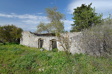 verlassenes, verfallenes Bauernhaus im Dikeos-Gebirges auf der griechischen Insel Kos 