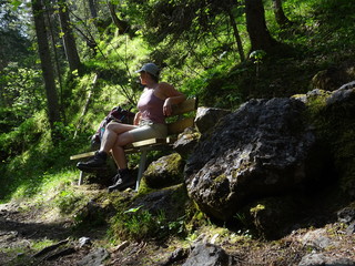 pause beim wandern selfie person im wald