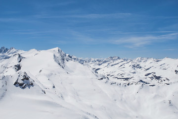 Ausblick vom 3029m hohen Kitzsteinhorn auf die Gipfel des Nationalpark Hohe Tauern in Österreich