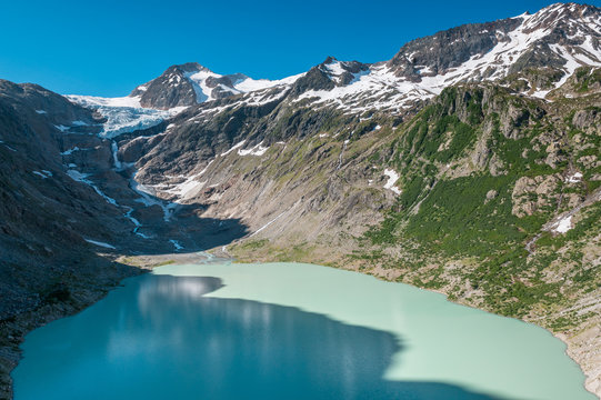 Triftsee mit Triftgletscher und m&auml;anderndem Fluss in den Schweizer Alpen bei Gadmen