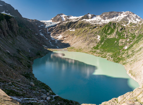 Triftsee mit Triftgletscher und m&auml;anderndem Fluss in den Schweizer Alpen bei Gadmen