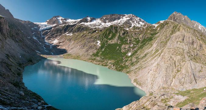Triftsee mit Triftgletscher und m&auml;anderndem Fluss in den Schweizer Alpen bei Gadmen