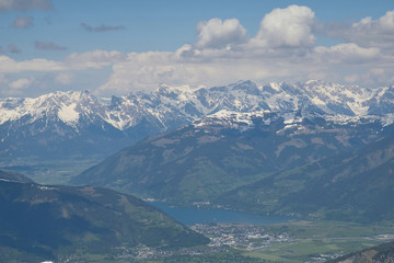 Fototapeta na wymiar Ausblick vom 3029m hohen Kitzsteinhorn auf den Zeller See und die Bergwelt Hohe Tauern 