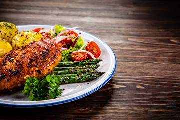 Grilled chicken fillet and vegetables
