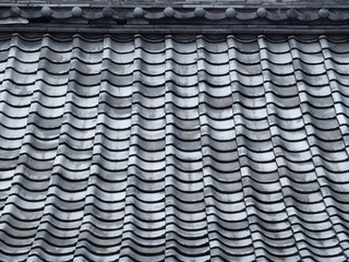 神社本堂の瓦屋根
