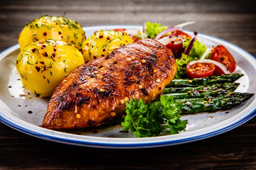 Grilled chicken fillet and vegetables