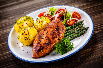 Grilled chicken fillet and vegetables