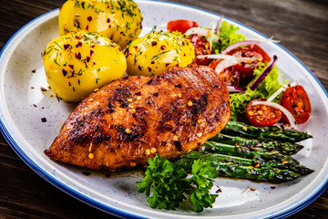 Grilled chicken fillet and vegetables