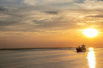 Fototapeta na wymiar Meer mit Sonnenuntergang