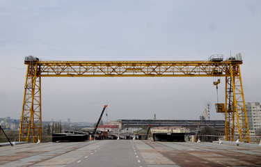 The gantry crane of the Podolsko-Voskresensky bridge during the construction of the Podolsko-Voskresensky bridge in Kiev 04.04.2017