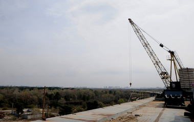 A crane during the construction of the Podolsko-Voskresensky bridge in Kiev 04.04.2017