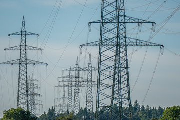 Energieversorgung durch Strommasten einer Überlandleitung