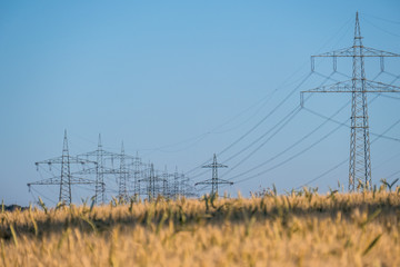 Energieversorgung durch Strommasten einer Überlandleitung