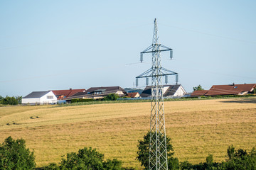 Energieversorgung durch Strommasten einer Überlandleitung