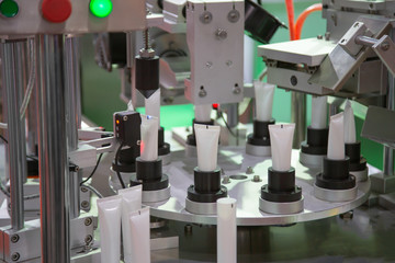 Process of automatic cosmetic tubes filling and sealing machine