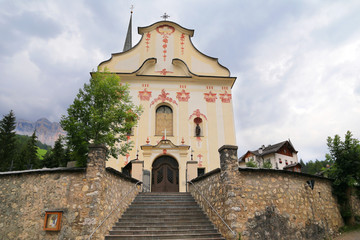 Fototapeta na wymiar Church of San Giacomo and San Leonardo in Alta Badia - Dolomites