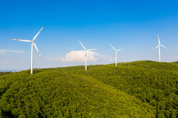 Parco eolico con turbine da 100 metri di diametro per la produzione di energia verde dal vento, su...