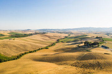 Obraz premium Valle di Orciano Pisano con balle di fieno e campi di grano immensi.