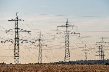 Strommasten einer &Uuml;berlandleitung