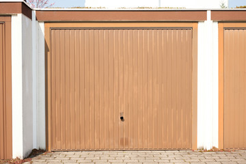 Garage mit Garagentor geschlossen