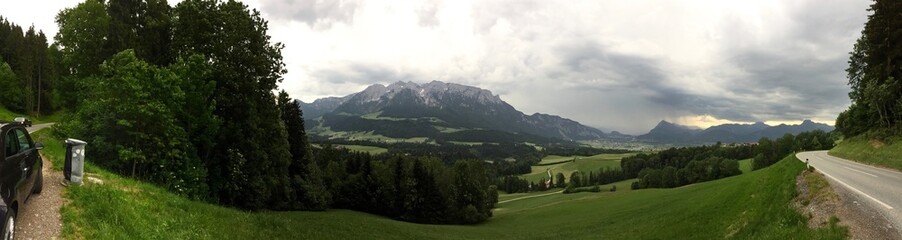 Fototapeta na wymiar Berglandschaft mit Gewitterwolken am Zahmen Kaiser