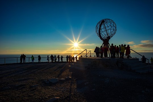 Touristen  zur Mitternachtssonne am Nordkap