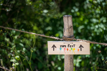 Fest Schild an Hochzeit