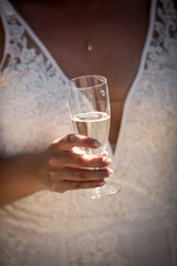 Hand von Braut mit Schaumwein
