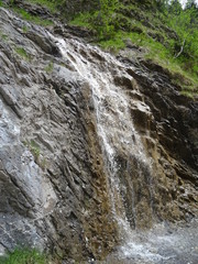 wasserfall an felswand im lechtal österreich