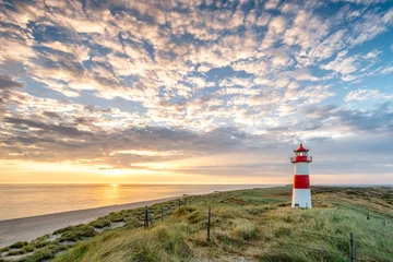 Fototapeten Roter Leuchtturm auf der Insel Sylt in Nordfriesland, Schleswig-Holstein, Deutschland © eyetronic