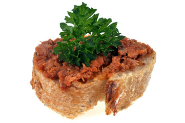 Tartine de miettes de thon  à la tomate avec du persil 