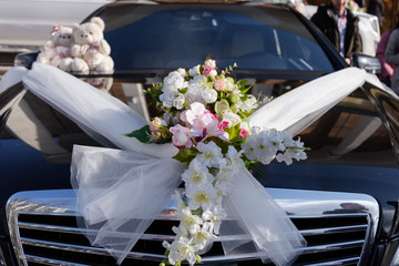 car decorated with flowers for the wedding