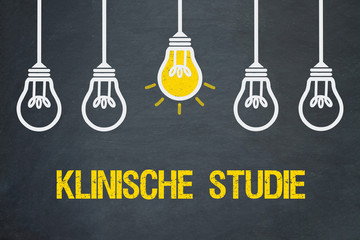 Klinische Studie / Tafel mit Glühbirnen