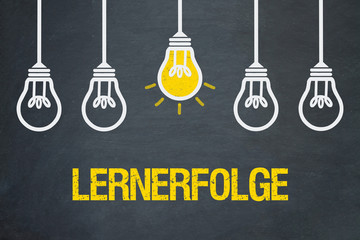 Lernerfolge / Tafel mit Glühbirnen