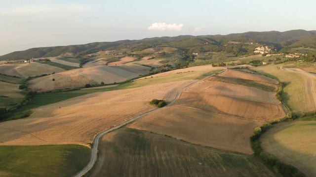 Colline toscane viste con il drone al tramonto.
