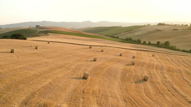 Balle di fieno in un campo di natura, vista aerea con drone.
