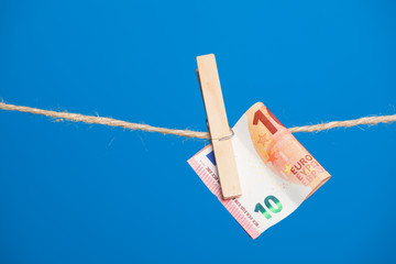 Billetes de Euro colgadois de una cuerda y cogidos por pinzas de madera de extender la ropa