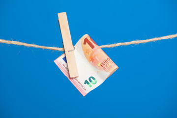 Billetes de Euro colgados de una cuerda y sujetos por pinzas de madera de extender la ropa