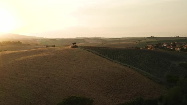 Colline toscane viste con il drone al tramonto.