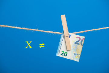 Dinero colgado de una cuerda y sujeto por unas pinzas de tender la ropa
