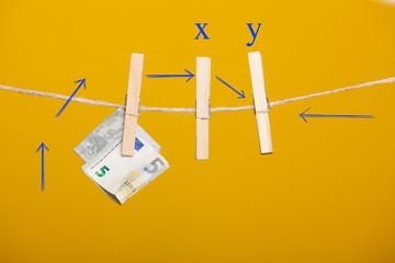 La moneda de Euro es la moneda de la comunidad económica europea. El dinero es la materia prima de los bancos que lo dejan a un tipo indeterminado de interés. Las empresas pagan a sus trabajadores. La