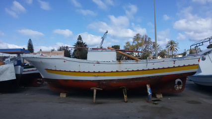 Barche a riposo sul molo del porto peschereccio di Isola delle Femmine - Palermo - Sicilia