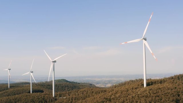 Energia pulita dal vento, impianto eolico con turbine alte 110 metri.