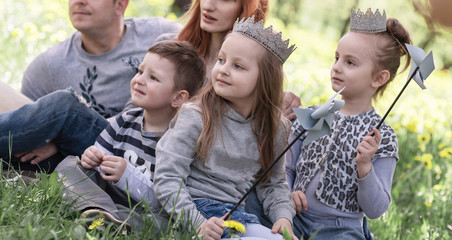 parents and their young children spend the weekend together.