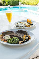 Plato de comida con carne y guarniciones en hotel 