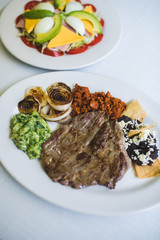 Plato de comida de carne con guarniciones