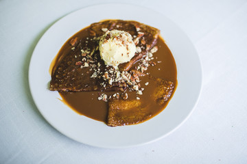 Postre delicioso con helado