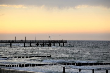 Obraz premium old pier at sunset
