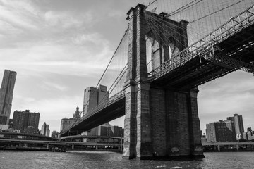 Puente de Brooklyn blanco y negro